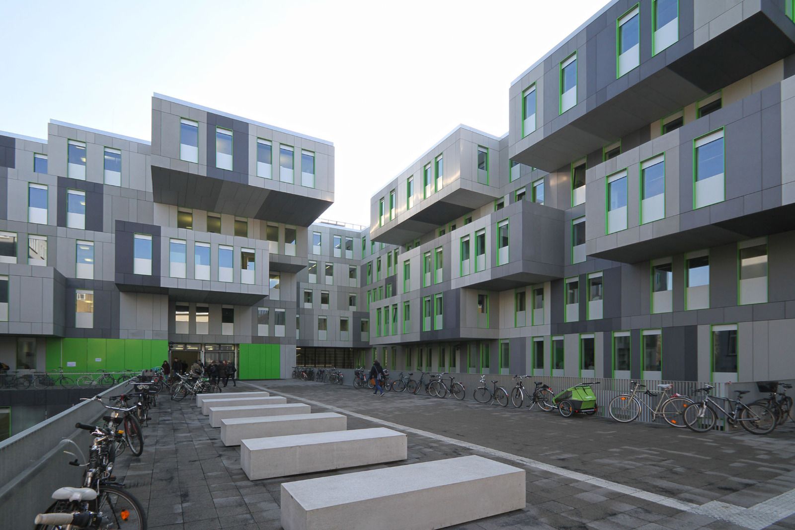 Innenhof des Studierenden-Service-Centers mit verspringenden, auskragenden Fassadenkuben